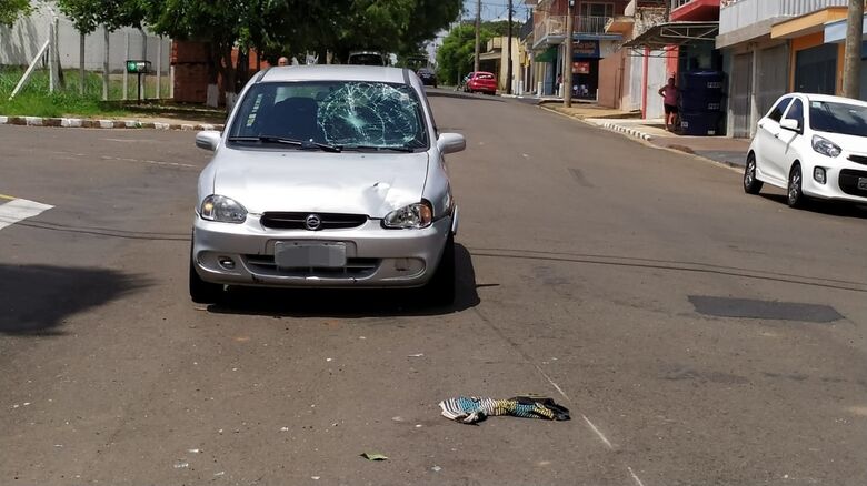 Impacto foi forte e motociclista foi ao solo - Crédito: Maycon Maximino