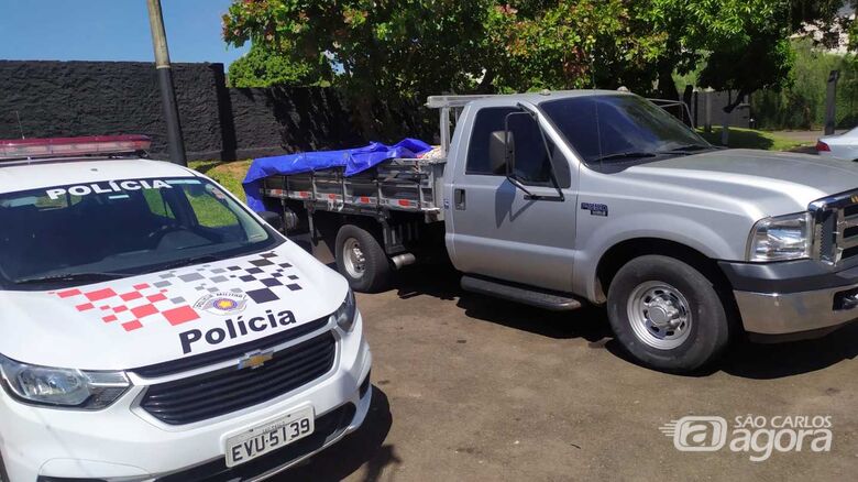 Caminhonete com produtos de origem duvidosa e sem nota fiscal foi apreendida pela PM - Crédito: Maycon Maximino