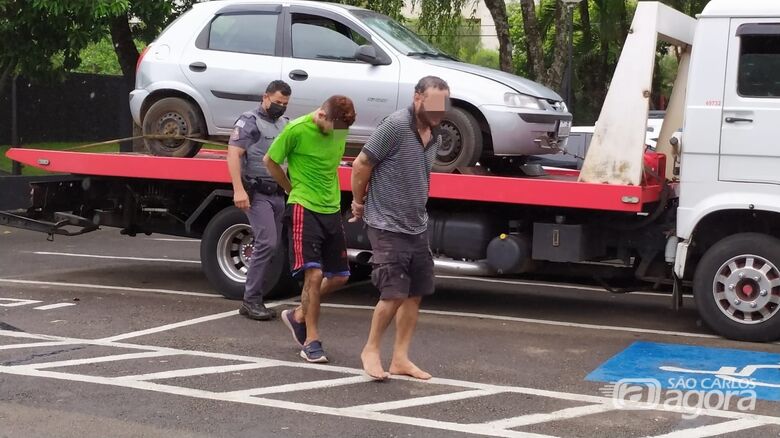 Dois dos envolvidos no furto a uma chácara: ao fundo, o Celta utilizado no crime - Crédito: Maycon Maximino