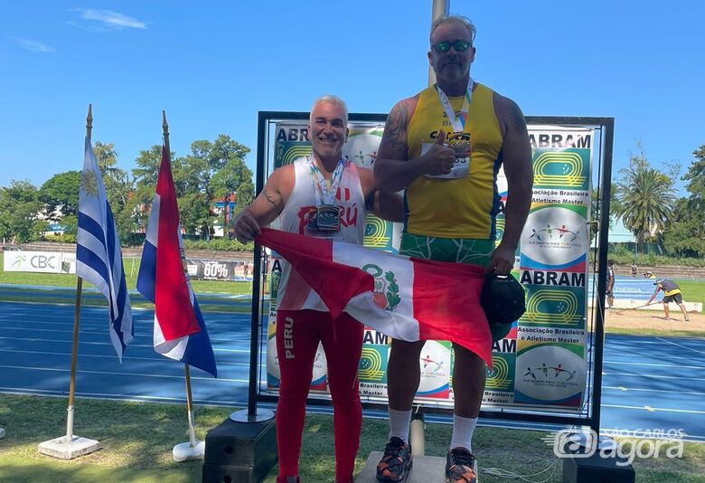 Alessandro comemora uma das medalhas conquistadas no Sul-americano - Crédito: Divulgação