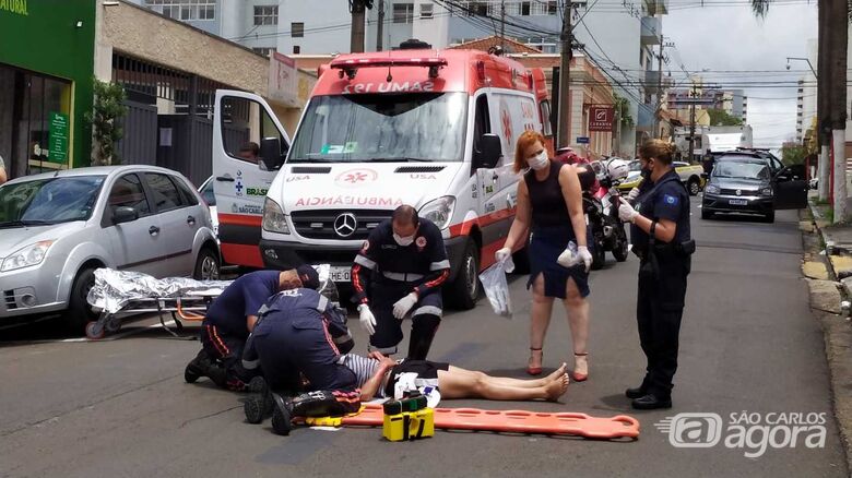 Mulher quando era atendida pela USA: com traumatismo craniano, socorrida à Santa Casa - Crédito: Maycon Maximino