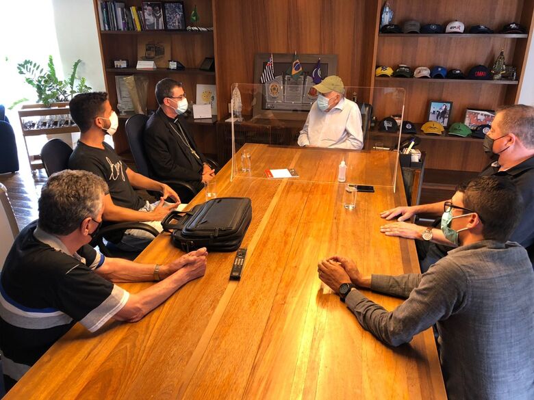 Prefeito e bispo falaram sobre as políticas públicas para as pessoas em situação de rua - Crédito: Divulgação