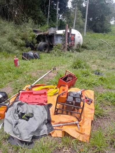 Caminhão carregado com gás capotou após colidir na traseira de outro caminhão - Crédito: Luiz Carlos Bertocco da Cruz