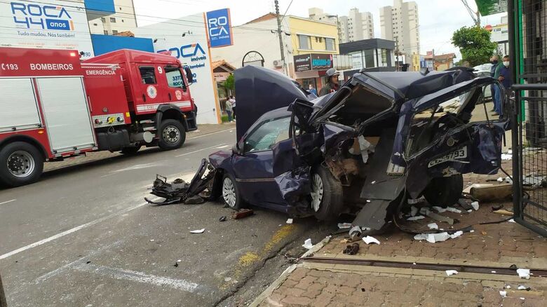 Acidente envolve quatro veiculos  e deixa cinco feridos na avenida São Carlos - Crédito: Maycon Maximino