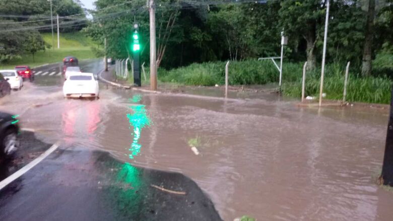 Chuva causa transtornos em São Carlos - Crédito: SCA
