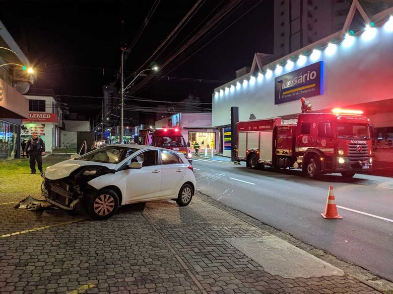Colisão entre dois carros deixa mulher ferida no Centro de São Carlos - Crédito: Maycon Maximino