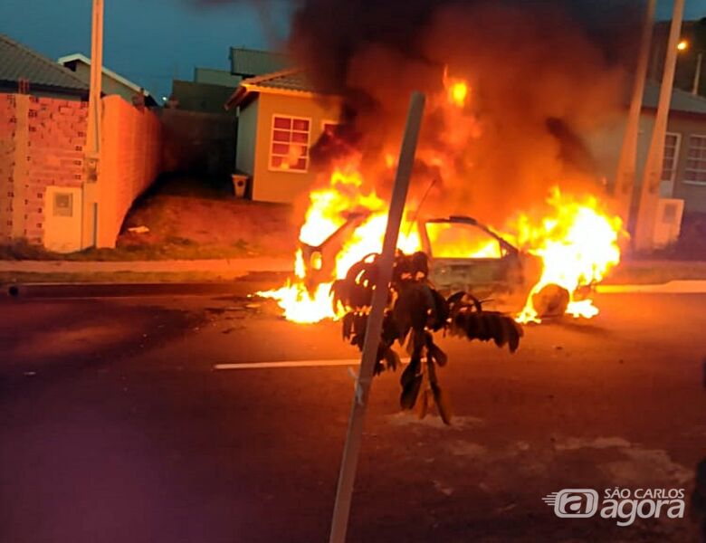 Fogo consome veículo no Vida Nova São Carlos; veja vídeo - Crédito: Whatsapp SCA