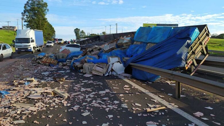 Acidente causa grande congestionamento na Washington Luís, em São Carlos - Crédito: Maycon Maximino