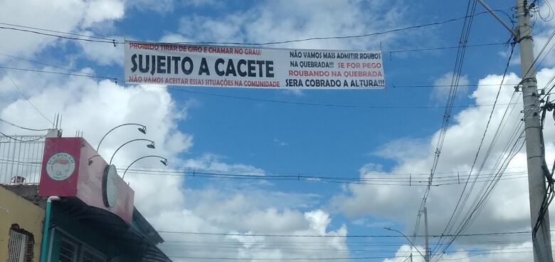 "Sujeito a cacete": Depois do Aracy, faixa é colocada em rua no Antenor Garcia - Crédito: Whatsapp SCA