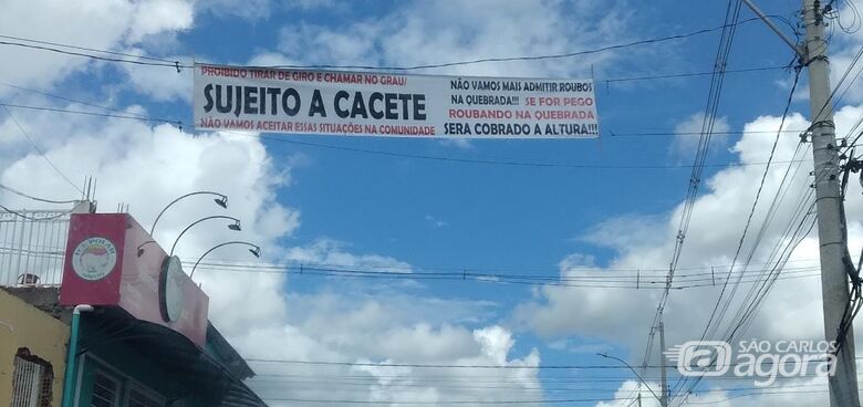 "Sujeito a cacete": Depois do Aracy, faixa é colocada em rua no Antenor Garcia - Crédito: Whatsapp SCA