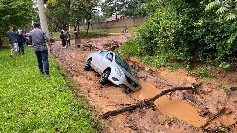 Carro caiu em valeta durante a forte chuva que atingiu o bairro nesta quinta-feira - Crédito: divulgação