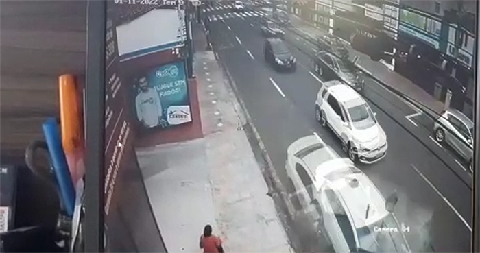 Câmera de segurança flagra acidente na avenida São Carlos; veja o vídeo - Crédito: reprodução
