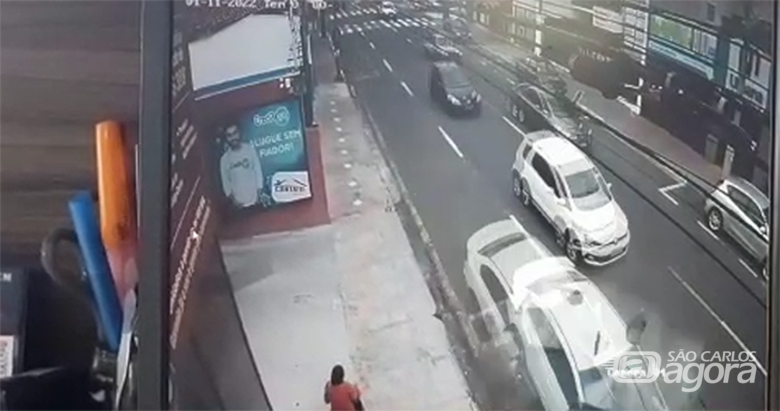 Câmera de segurança flagra acidente na avenida São Carlos; veja o vídeo - Crédito: reprodução