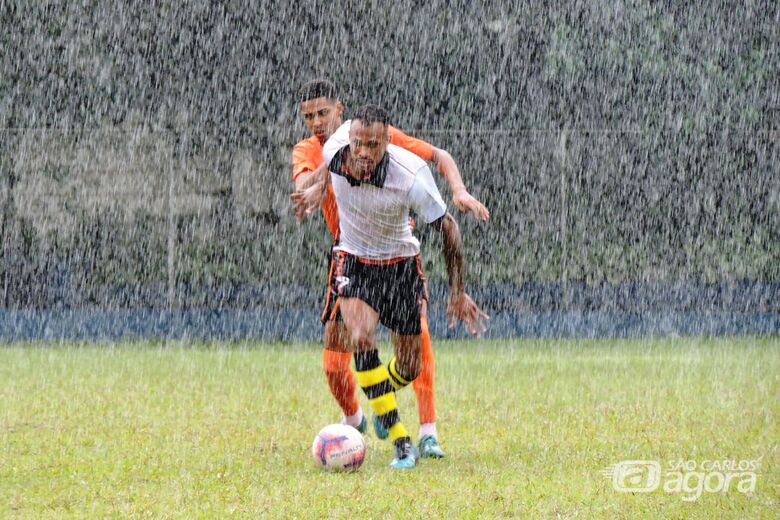 Em jogo chuvoso, equipe do Cidade Aracy levou a melhor e venceu de virada, por 3 a 1 - Crédito: Gustavo Curvelo