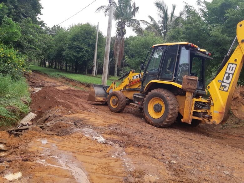 Prefeitura trabalha na recuperação de vias no Aracê de Santo Antônio - Crédito: Divulgação