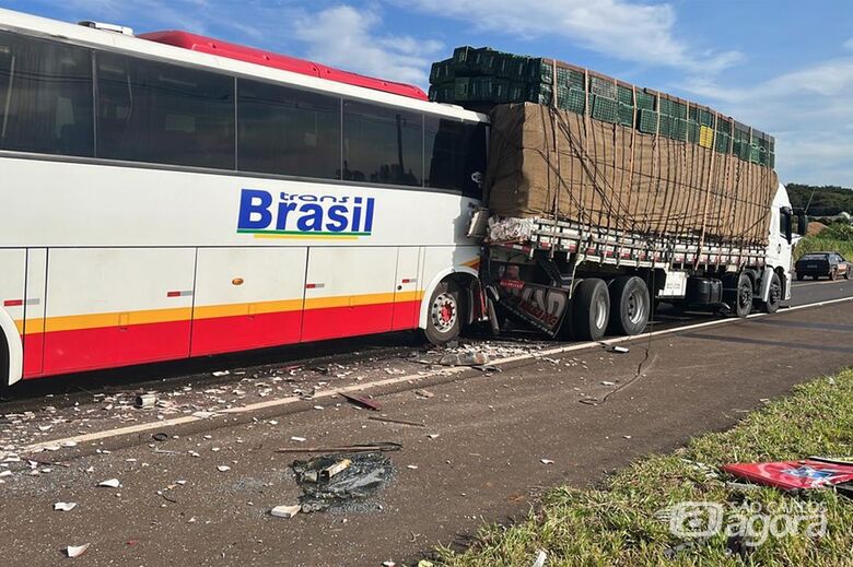 Doze pessoas ficam feridas após acidente envolvendo ônibus que havia saído de São Carlos - Crédito: Foto: Defesa Civil de Rifaina