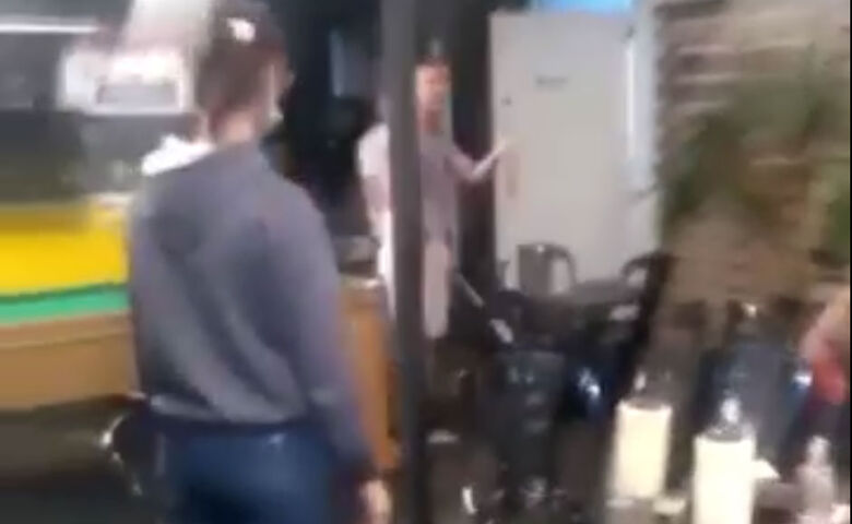 Vídeo mostra homem armado com taco de beisebol dentro de bar - Crédito: Reprodução