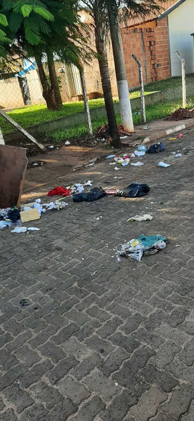 O lixo fica espalhado pelas ruas - Crédito: Divulgação