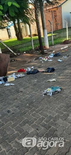 O lixo fica espalhado pelas ruas - Crédito: Divulgação
