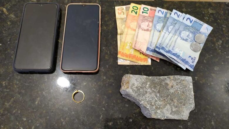 Celulares, dinheiro e a pedra encontrada com o ladrão - Crédito: Maycon Maximino