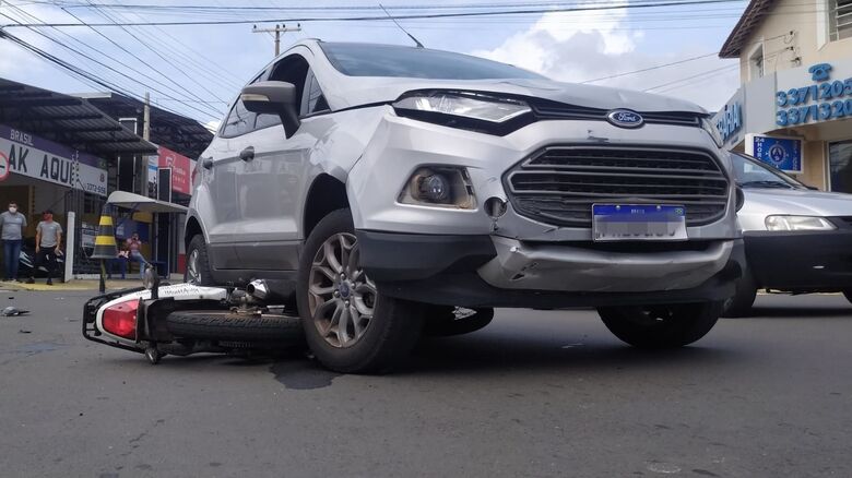 Carro passou sobre a moto: vítima sofreu escoriações - Crédito: Maycon Maximino