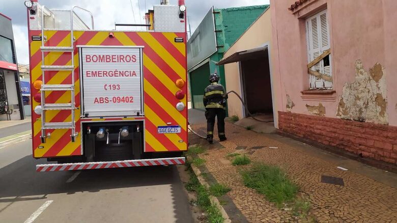 Bombeiros debelaram as chamas em casa abandonada na Avenida São Carlos - Crédito: Maycon Maximino