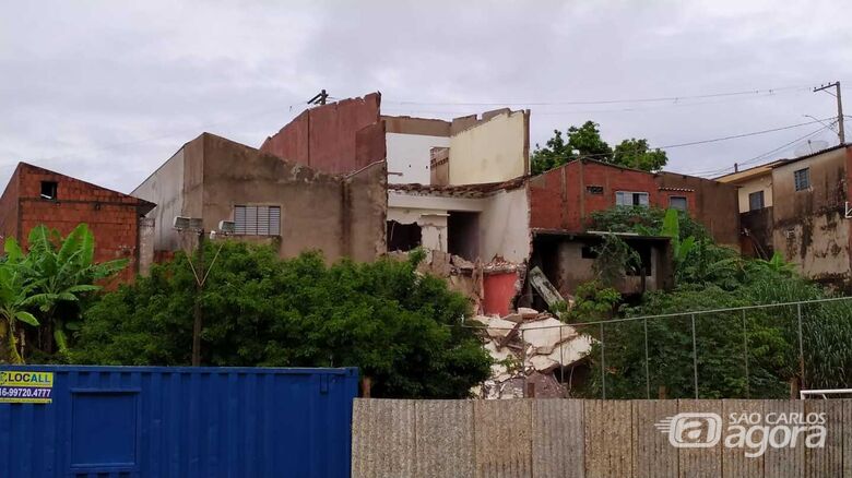 Muro de residência desaba no Jardim Gonzaga - Crédito: Maycon Maximino