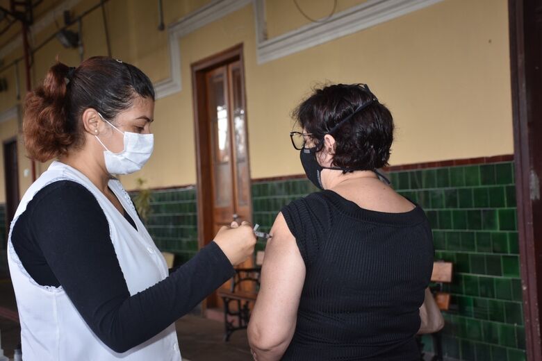 Mulher toma a vacina em São Carlos - Crédito: divulgação