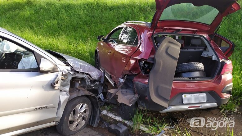 Argo acerta Ônix parado durante troca de pneu - Crédito: Maycon Maximino