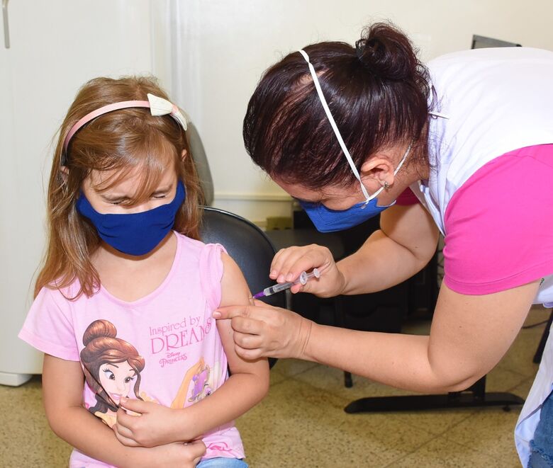 Criança recebe vacina contra a Covid-19 em São Carlos - Crédito: divulgação