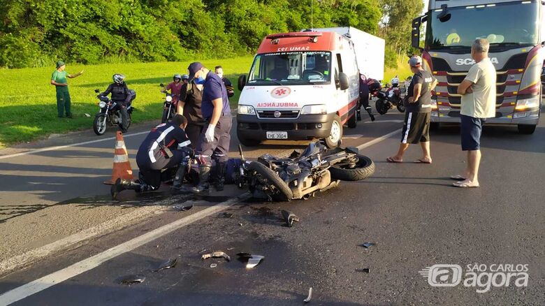Motociclista morre após colidir na traseira de caminhão na Washington Luís em São Carlos - Crédito: Maycon Maximino