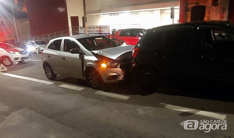 Colisão entre dois carros é registrada na avenida São Carlos - Crédito: Cláudio Sousa/Whatsapp SCA