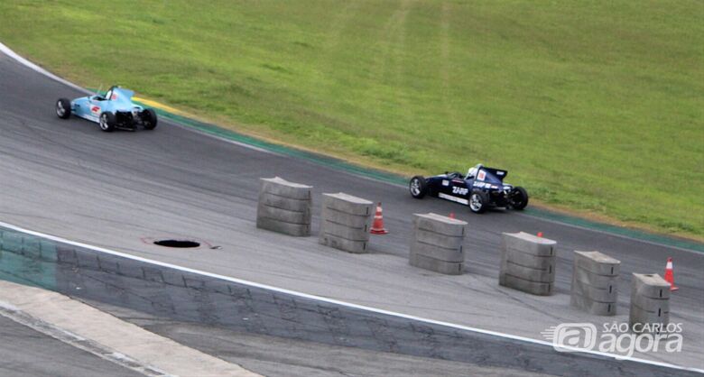 O piloto Gérson Zarpelão Jr. (#10) passa pelo buraco no Laranjinha, onde a pista de Interlagos foi parcialmente interditada no sábado com caixas plásticas d’água, na 1ª prova do Campeonato Paulista de Fórmula Vee - Crédito: Fernando Santos/Divulgação FVee
