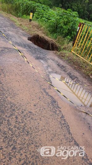 Deslizamento de terra causa interdição de um dos acessos de Ibaté à SP-215 - 
