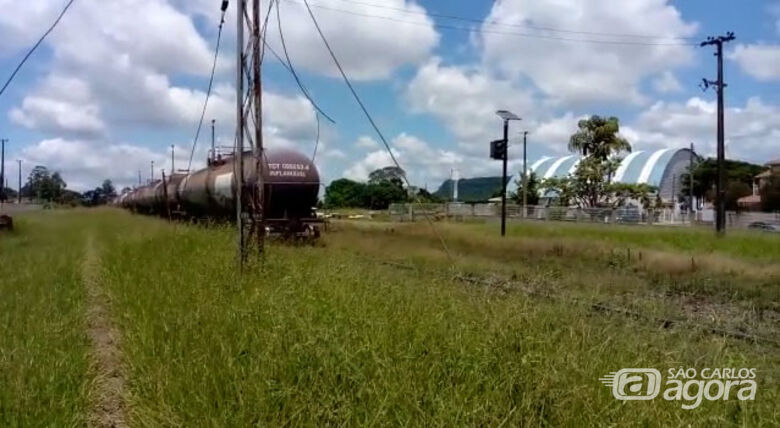 Trem bloqueia acesso de moradores de Itirapina ao centro da cidade - Crédito: divulgação