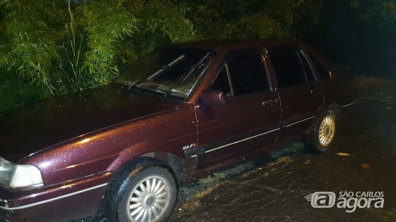 Carro furtado é localizado próximo a mata no São Carlos 8 - Crédito: Maycon Maximino