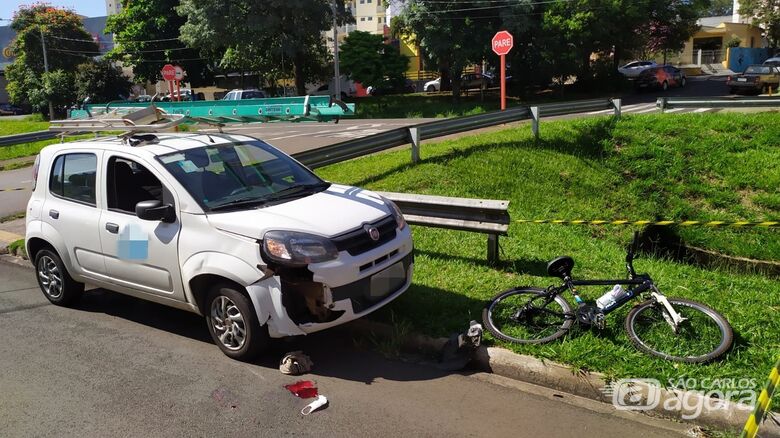 Veículo e bike envolvidos no acidente: sangue no chão e vítima em estado grave - Crédito: Maycon Maximino