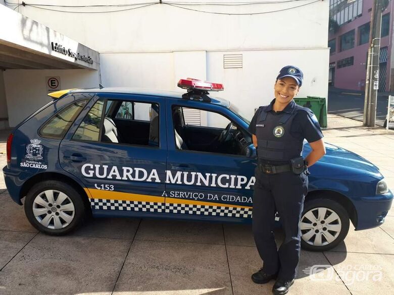 GM Juliana ao lado de uma viatura: “Meu sonho sempre foi trilhar o mesmo caminho do meu pai (‘seo’ Dito). Cuidar da segurança das pessoas - Crédito: Divulgação