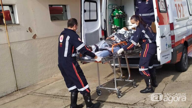 Vítima de esfaqueamento chega à Santa Casa para atendimento médico - Crédito: Maycon Maximino