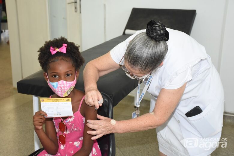 Criança recebe vacina contra a Covid-19 em São Carlos - Crédito: Divulgação