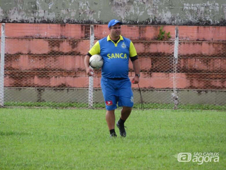 Fabrício comandou a Águia na Copa São Paulo e vai ter agora a experiência de poder trabalhar com atletas profissionais - Crédito: Brendow Felipe/São Carlos FC