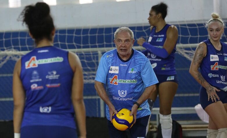 Concentrado, Milton Serra orienta atleta: jogo decisivo contra o São Caetano - Crédito: Ze_Photografy