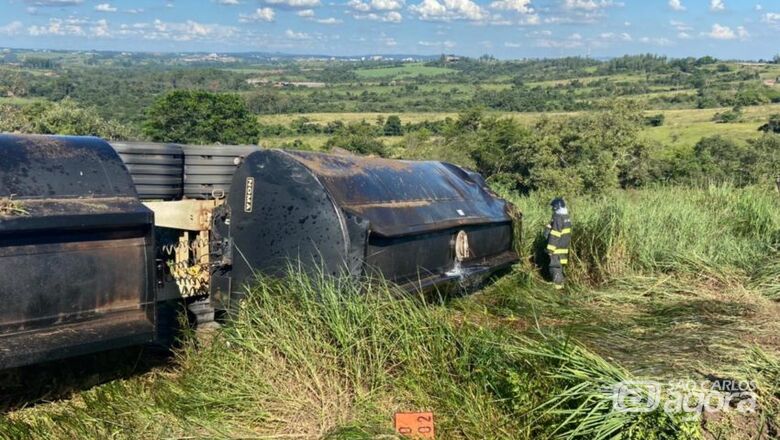 Caminhão-tanque tomba na rodovia Washington Luís - Crédito: redes sociais