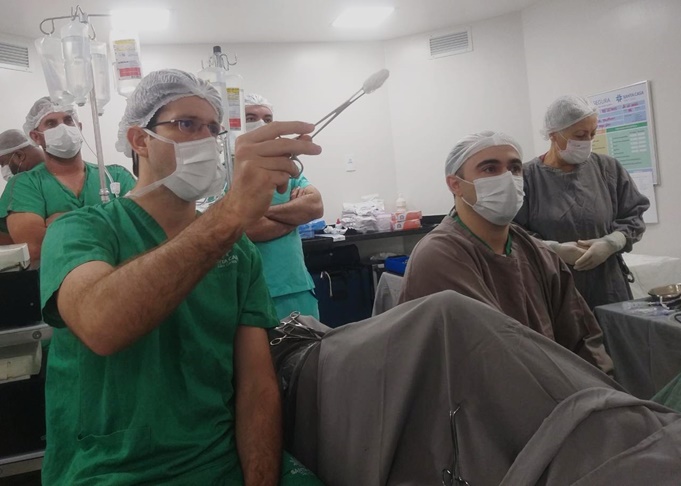 Os médicos Fábio Augusto Vasilceac e Daniel Moser, juntamente com a equipe, durante o procedimento cirúrgico - Foto: Comunicação Santa Casa - Crédito: divulgação