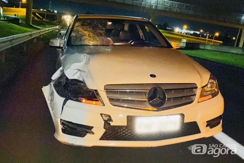 Ciclista atingiu o lado direito do Mercedes-Benz - Crédito: Veloz/Rápido no Ar