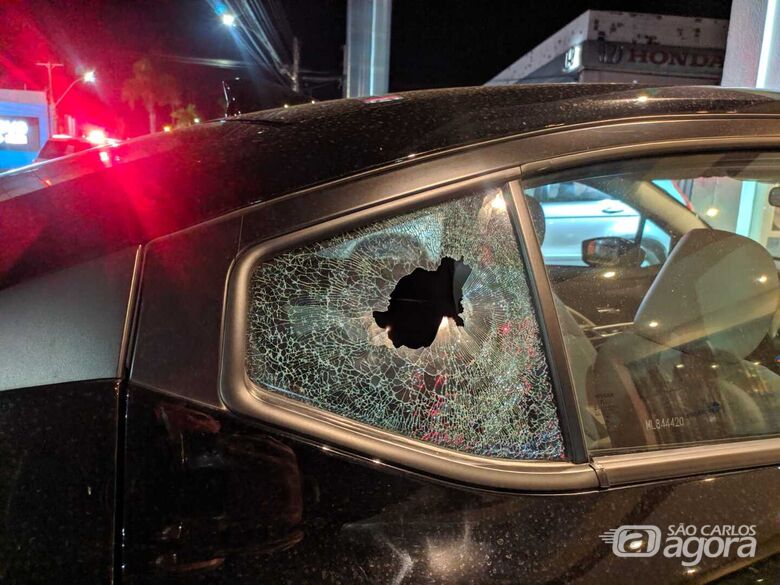 Tiro transfixou o vidro e atingiu a vítima - Crédito: Maycon Maximino
