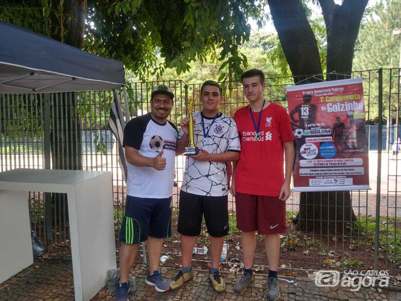 Daniel Santos e Giovane Palombo ao lado de Tello comemoram o título do Campeonato de Golzinho - Crédito: Marcos Escrivani