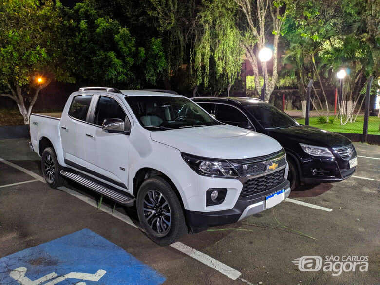 Bandido morre em troca de tiros com a polícia após roubo de caminhonete - Crédito: Maycon Maximino