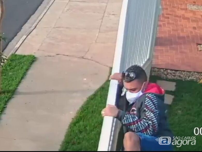 Momento em que o bandido é flagrado por câmeras de segurança pulando o muro - Crédito: Divulgação