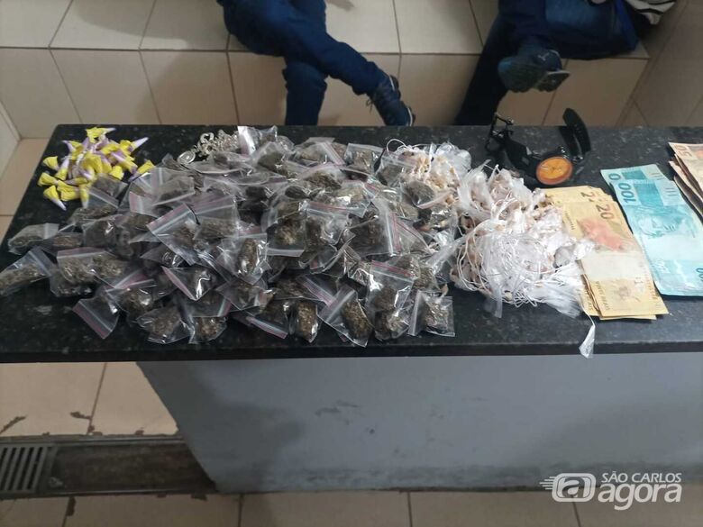 A droga, dinheiro, e objetos apreendidos pela PM - Crédito: Divulgação